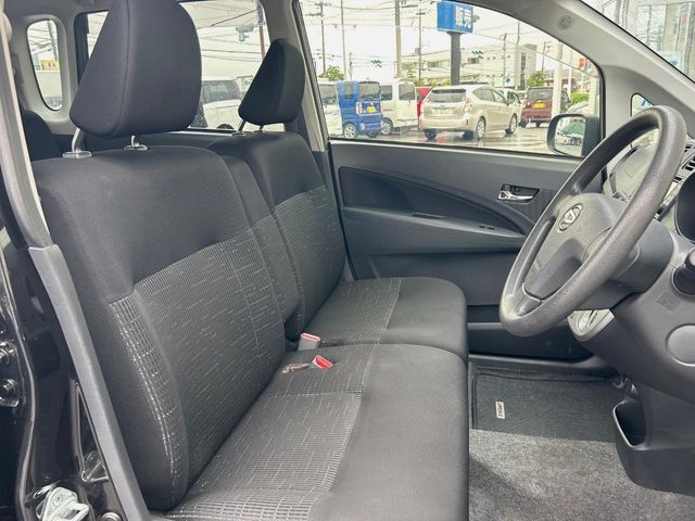 運転席まわりには十分なスペースがあり、大柄な方でもゆったり運転していただける環境です。