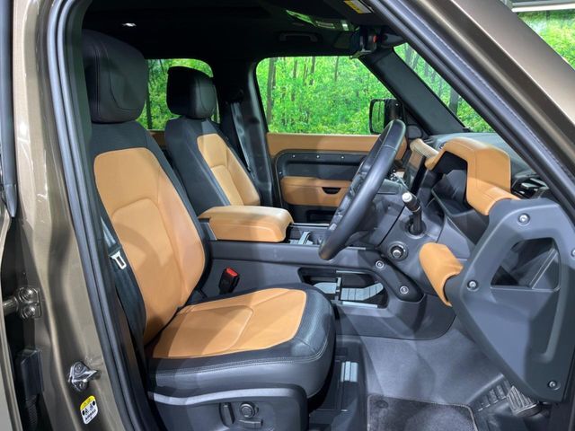 質感の高いシートでございます。使用感が出やすい運転席ですが、綺麗な状態を保っております。前席の状態は内装の状態を見る大きなポイントになると思いますので、是非一度、実際にご覧くださいませ。