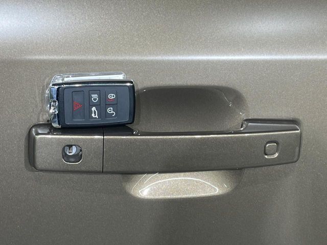 【キーレスエントリー】バッグやポケットからキーを取り出すことなく車にアクセスして、ロックとアラームを設定できます。　毎日の利便性をさらに高める機能です。