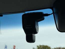 【ドライブレコーダー】万が一の事故が起きた際に有力な証拠を取り逃さずに済み、自己防衛ができます。また、あおり運転の証拠・抑止力にもなるので、今や必須の装備です！