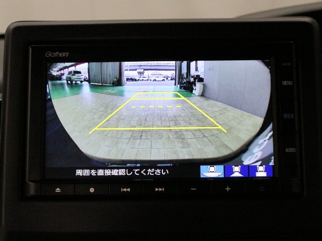 【バックカメラ】駐車時に後方がリアルタイム映像で確認できます。大型商業施設や立体駐車場での駐車時や、夜間のバック時に大活躍！運転スキルに関わらず、今や必須となった装備のひとつです！