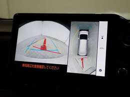 【パノラミックビューモニター】クルマを真上から見ているような映像を表示。 運転席から確認しにくい車両周囲の状況を把握できます。