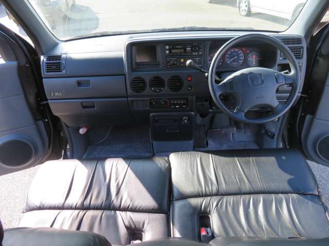 内装　ご覧ください！この車の一番のセールスポイントは内装がすごく綺麗です！古い車ですとプラッスチック部分の劣化などがよく見られますがオリジナルのまま本当に綺麗に現存しています
