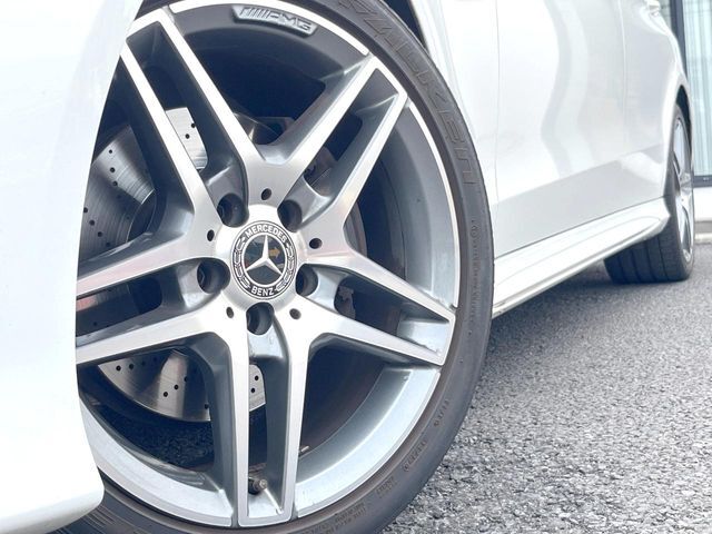 ●純正18インチアルミホイール：輸入車ならではの卓越した走りを支えるホイールと足回りです！日本車の走りに慣れている方にもぜひ体感して頂きたいほど、高いレベルでまとまっています！