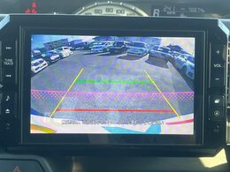 【バックカメラ】駐車時に後方がリアルタイム映像で確認できます。大型商業施設や立体駐車場での駐車時や、夜間のバック時に大活躍！運転スキルに関わらず、今や必須となった装備のひとつです！