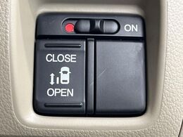 【パワースライドドア】スマートキーや運転席のスイッチでスライドドアの開閉が可能♪電動だから力を入れてドアを開ける必要が無く、小さいお子様でも、重い荷物を持っている時もラクに開け閉めできます♪