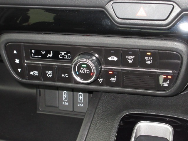 エアコンはオートエアコンでお好みの温度調整が出来、オールシーズン快適にドライブできます！フロントシートの座面に2段階調節のシートヒーターを内蔵。身体を直接温めることができます。