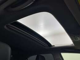 【ムーンルーフ】天井から太陽の穏やかな光や爽やかな風を取り込むことができる、トヨタの「サンルーフ」です！頭上のスイッチでムーンルーフを開閉することができます。