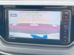 【バックカメラ】駐車時に後方がリアルタイム映像で確認できます。大型商業施設や立体駐車場での駐車時や、夜間のバック時に大活躍！運転スキルに関わらず、今や必須となった装備のひとつです！
