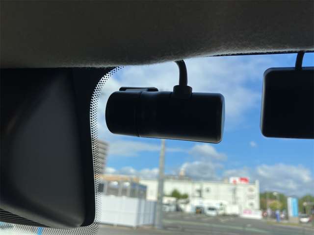 【ドライブレコーダー】万が一の事故に備えて付いていると心強いです！映像は事故の証拠になりますし、リアカメラをつけているとあおり運転の抑制にもなって安心です！