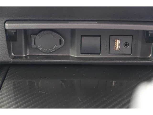 【アクセサリーソケット】12Vのカー用品等の電源供給が可能です。