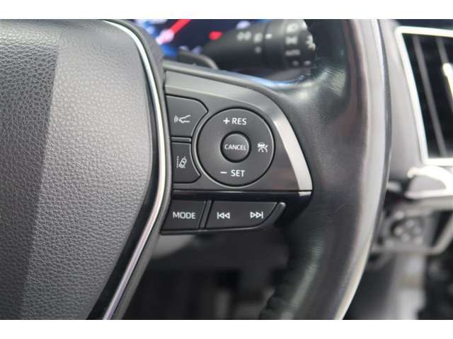 【レーダークルーズコントロール】アクセルペダルを踏まなくても、車間制御モードでは、先行車の車速変化に合わせた追従走行を行い、自動的に加速・減速・停止をします。