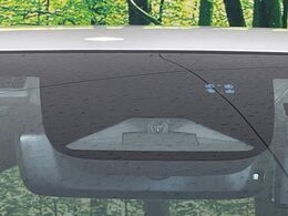 【ホンダセンシング】走行中に前方の車両等を認識し、衝突しそうな時は警報とブレーキで衝突回避と被害軽減をアシスト。より安全にドライブをお楽しみいただけます。