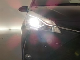 【LEDヘッドランプ】・・・消費電力の少ないLEDヘッドランプ。点灯してすぐに最大光量を発揮するのでトンネルなど周囲が急に暗くなった場合でも安心。