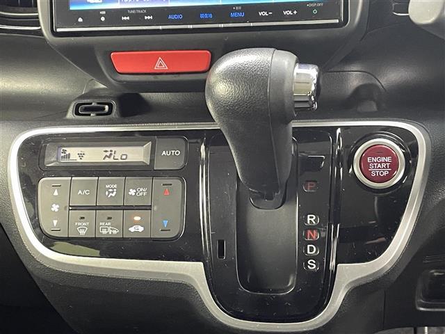 【シフトレバー】シフトも操作しやすく快適なドライブを楽しんでいただけます！