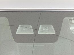【スマートアシスト】走行中に前方の車両等を認識し、衝突しそうな時は警報とブレーキで衝突回避と被害軽減をアシスト。より安全にドライブをお楽しみいただけます。