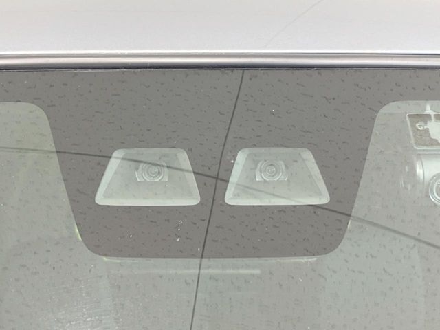 【スマートアシスト】走行中に前方の車両等を認識し、衝突しそうな時は警報とブレーキで衝突回避と被害軽減をアシスト。より安全にドライブをお楽しみいただけます。