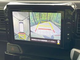 【マルチテレインモニター】車のフロントやサイドのカメラ画像を同時にモニター表示することで、悪路や狭い道を走行時でも周囲の状況確認ができ安心！本格SUVにうれしい装備です♪