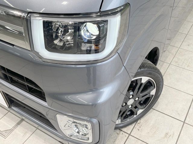 【LEDヘッドライト】悪天候や夜間走行時も良好な視界を確保し安心して運転できる高輝度LEDヘッドライトを装備！点灯速度が早く、消費電力も抑えられています。