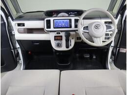 ナチュラルカラーと丸みのあるデザインと大きな窓の開放感が、居心地のいい運転空間を実現します。