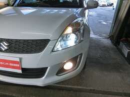 ハロゲンの2倍の光量ディスチャージヘッドランプ（HID）、フォグランプ付き