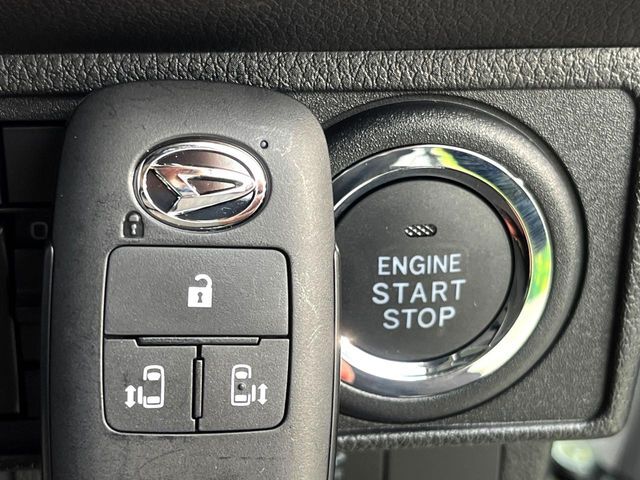 【キーフリーシステム】カバンやポケットに入れたままでもドアの施錠・解錠が可能なスマートキーを装備。エンジンのオン・オフ時もカギを取り出す必要が無いからとっても便利です♪