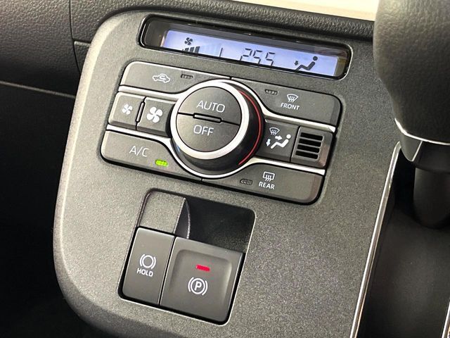 【電動パーキングブレーキ】パーキングブレーキは便利な電動式！ボタン一つで操作でき、アクセルを踏めば自動で解除されます♪レバーやペダルが無いので運転席廻りもすっきりしますね♪