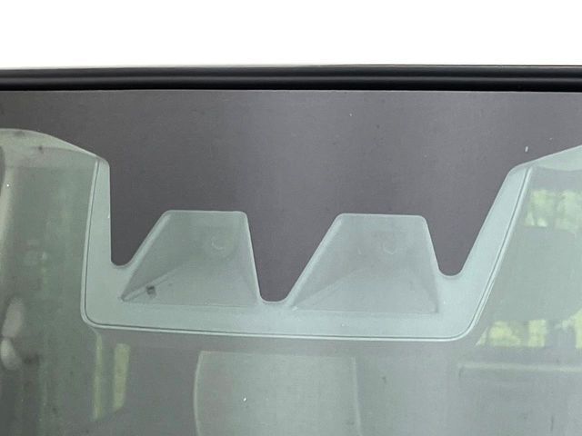 【スマートアシスト】走行中に前方の車両等を認識し、衝突しそうな時は警報とブレーキで衝突回避と被害軽減をアシスト。より安全にドライブをお楽しみいただけます。