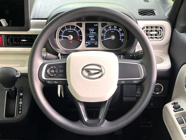 インテリアに合わせたデザインのステアリングは、運転される方のことも考え、運転しやすい形状、大きさです。是非一度、実際に触ってお確かめください。