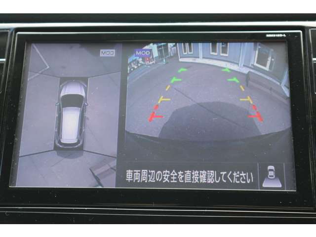 シフトをRの位置に入れると、上から見たような映像が映し出されます。車庫入れやバック駐車に便利です。