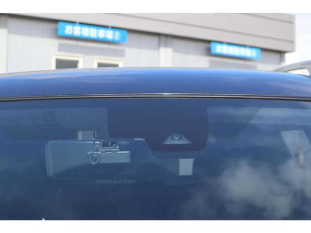 前方の車両や歩行者と衝突する危険を察知した場合、警報とブレーキによりドライバーの衝突回避操作を支援します。