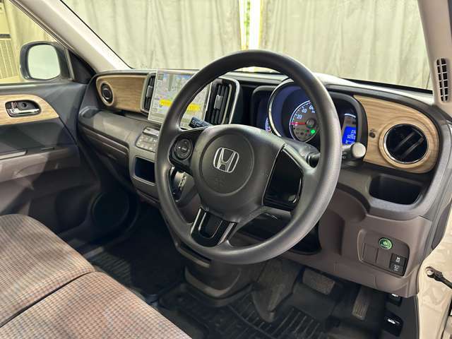 入庫時はスタッフが丁寧に洗車♪ご納車前には更にもう一度仕上げを行います♪オプションでプロによる内装クリーニングや大人気のボディーコーティング、鈑金修理なども格安で承ります。