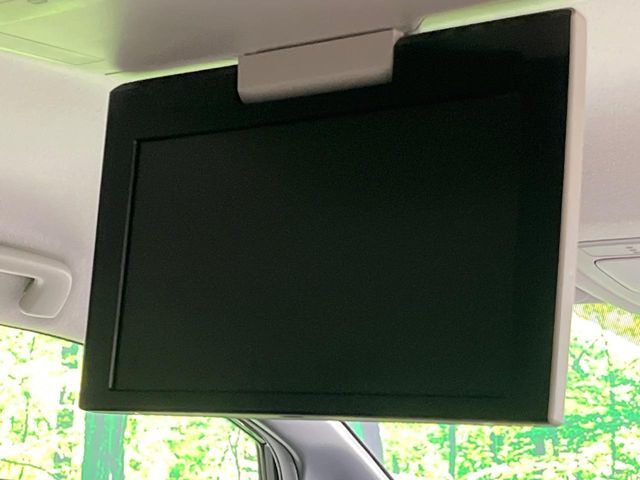 【フリップダウンモニター】大画面モニターで後席でもエンタメをお楽しみいただけます。小さなお子様にも大人気の装備です♪