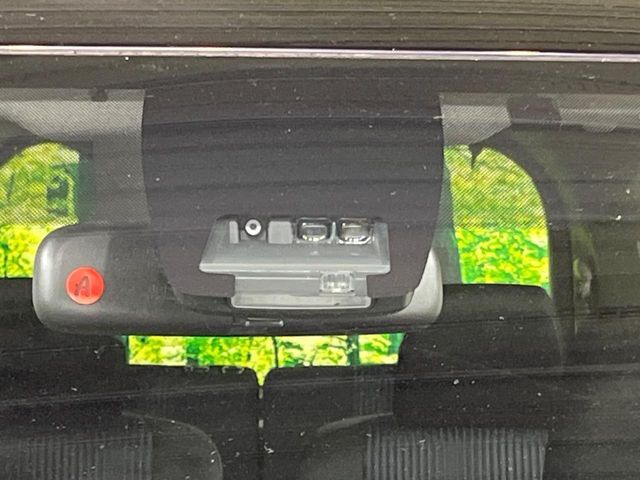 【トヨタセーフティセンス】走行中に前方の車両等を認識し、衝突しそうな時は警報とブレーキで衝突回避と被害軽減をアシスト。より安全にドライブをお楽しみいただけます。