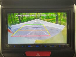 【バックカメラ】駐車時に後方がリアルタイム映像で確認できます。大型商業施設や立体駐車場での駐車時や、夜間のバック時に大活躍！運転スキルに関わらず、今や必須となった装備のひとつです！