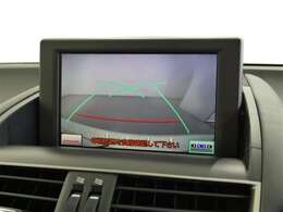 バックガイドモニター付き。車両後方の映像をナビ画面に表示し、駐車などの後退操作をサポートします。