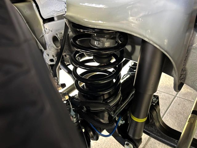 お車を安心してお乗りいただく為には、足回りの定期点検が欠かせません。サービスサポート（有償保証）では無料点検もご提供しており、安心のカーライフをお過ごしいただけるサポート体制が整っています。