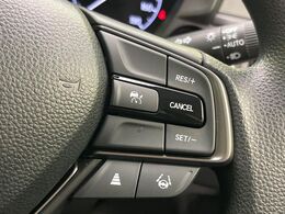 【アダプティブクルーズコントロール】高速道路での長距離走行が楽に！！自動で速度を保つクルーズコントロールが、衝突軽減システムと連携し、前方の車両を感知して車間を保つように速度調節してくれます！！