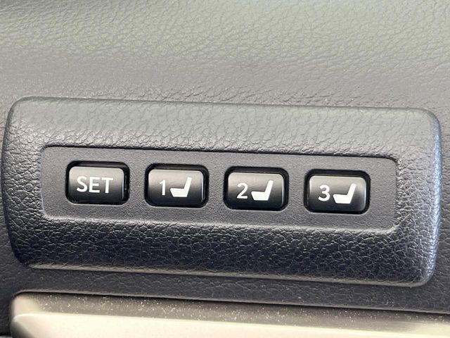 【メモリー機能付きパワーシート】ドライバーごとに設定したシート位置を記憶して、ボタン一つで切り替えできる便利な機能！運転する方が複数名いらっしゃるご家庭におすすめです♪