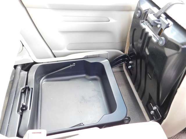 助手席シートクッション下にアンダートレイを装備。普段あまり必要としない車検証入れなどを収納しておけば、助手席前のグローブボックスを有効に使えます。
