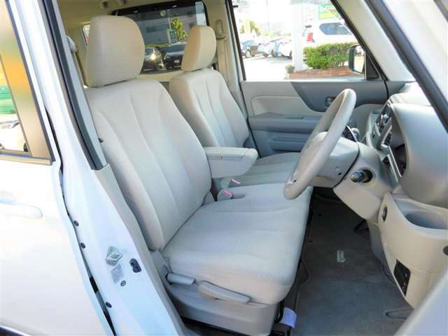 前席はセンターアームレスト付きゆったりベンチタイプシート。運転席はシート上下アジャスター付きで細かなポジション調整が可能です。