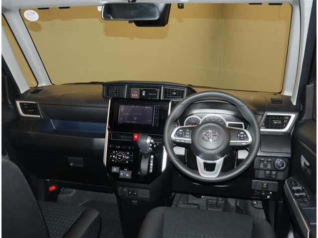 デザインもよく、居心地のよい運転席ですね。分かりやすいスイッチ類ですから操作もしやすく運転をサポートします。ぜひご来店いただき、実際にお座りいただいてステアリングを握ってみてください！