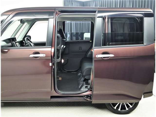 スライドドアの良いところは、乗り降りしやすく、隣の車両にドアをぶつける心配がないことですよね。両側電動スライドドアですから、運転席から開け閉めが操作できますよ。