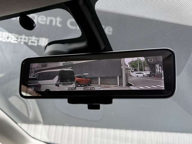 インテリジェントルームミラー☆後席に乗っている人や、大きな荷物を載せていると見にくくなりがちな後方視界。。こちらは車両後方のカメラ映像をミラーに映すので、天候にも影響されないクリアな後方視界を実現☆