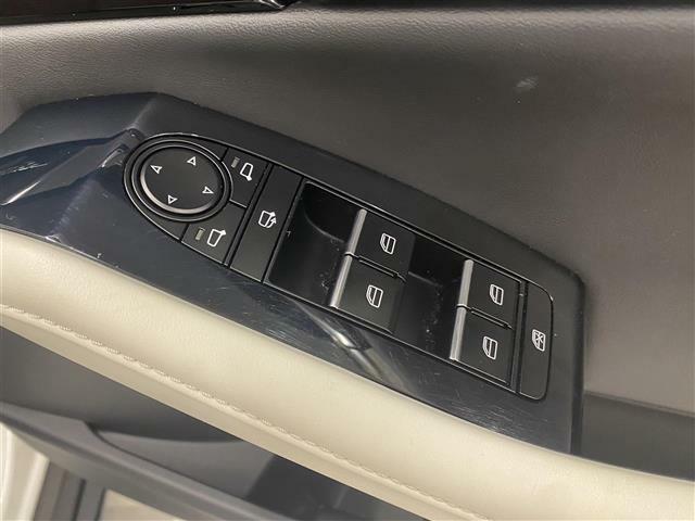 【集中ドアロック】運転席から窓を開閉できます！