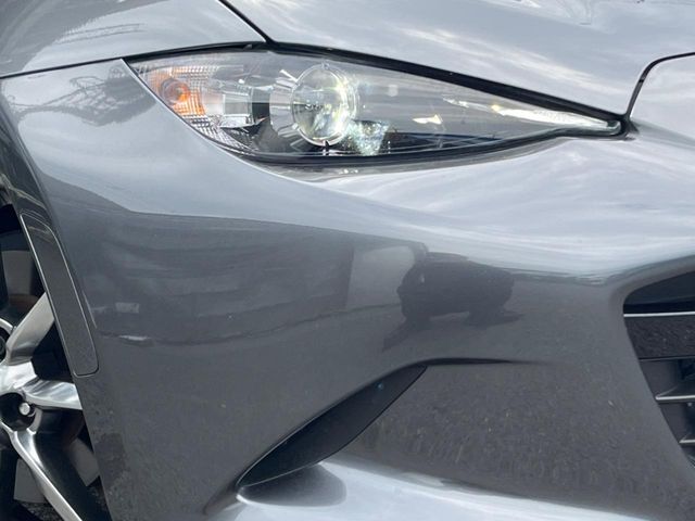 【LEDヘッドライト】悪天候や夜間走行時も良好な視界を確保し安心して運転できる高輝度LEDヘッドライトを装備！点灯速度が早く、消費電力も抑えられています。