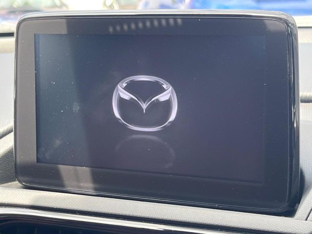 【8インチマツダコネクト】車内の雰囲気にマッチした大型のディスプレイ。スマホ接続でのナビ使用やBluetooth再生等、様々な機能が楽しめます。直感的なダイヤル操作が可能で、使い勝手も良好です。