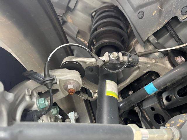 お車を安心してお乗りいただく為には、足回りの定期点検が欠かせません。サービスサポート（有償保証）では無料点検もご提供しており、安心のカーライフをお過ごしいただけるサポート体制が整っています。