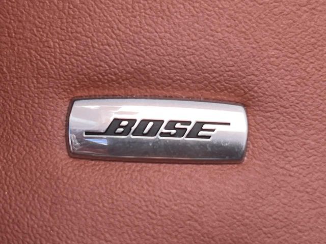 【BOSEサウンドシステム】メーカーオプションの高品位サウンドシステムを搭載。専用のチューニングが施された大小様々なスピーカーから良質なサウンドが奏でられ、臨場感あふれる音響空間を演出します。