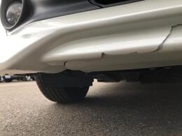 フロントバンパー下にひびが入っているので交換してお渡しします☆